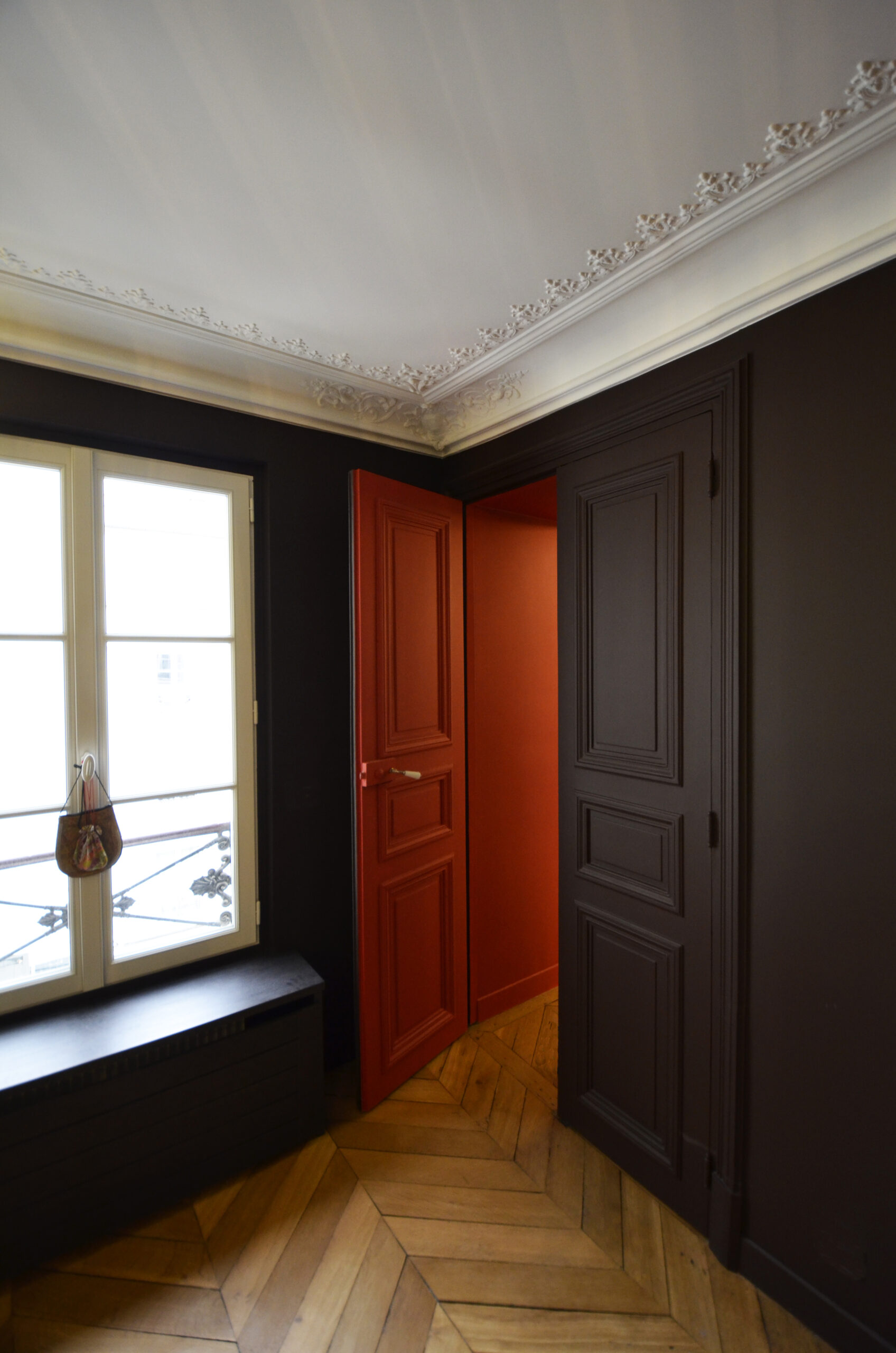 murs noir et rouge, mur rouge, décoration appartement haussmannien, décoration baroque