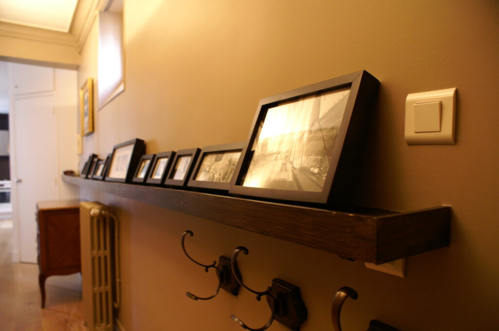 Cadre photo sur étagère longue, entrée couloir, décoration D'un Lieu à L'autre, Architecte d'Intérieur Charles-Eric Guerrier