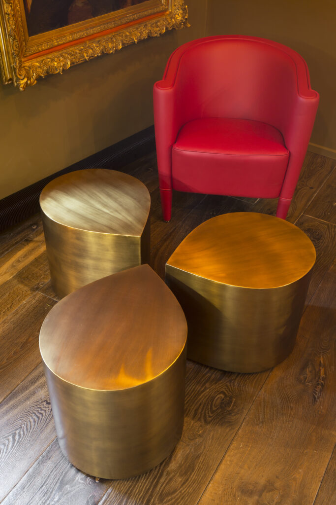 fauteuil cuir rouge, table basse en cuivre, décoration D'un Lieu à L'autre, Architecte d'intérieur Charles-Eric Guerrier