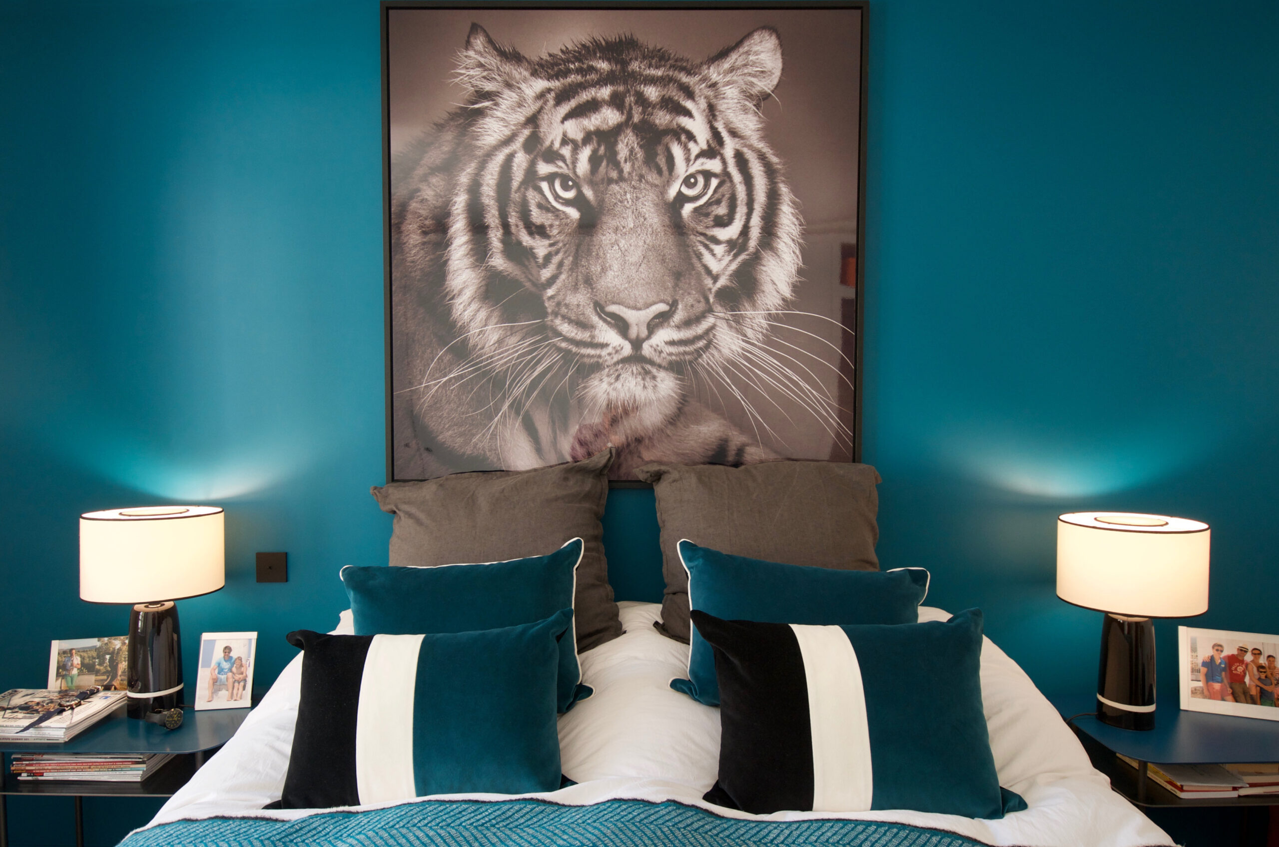 un appartement dans l'est parisien, chambre bleu, portrait de tigre, coussin sarah lavoine, lampe de chevet sarah lavoine, architecte d'intérieur paris, D'un Lieu à L'autre