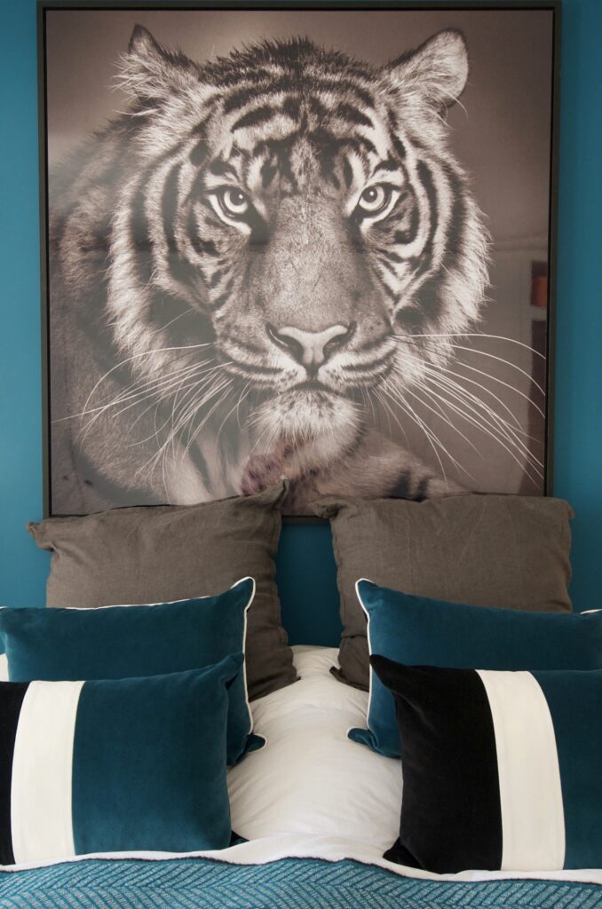 coussin sarah lavoine, portrait tigre, mur bleu sarah, décoration chambre, architecture d'intérieur, D'un Lieu à L'autre