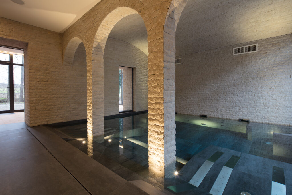 Rénovation et Décoration d'une Villa en Alsace, piscine intérieure, en pierre, voute, bain à remous et jacuzzi géant, spa avec hammam, architecture d'intérieur mulhouse, Alsace, D'un Lieu à L'autre