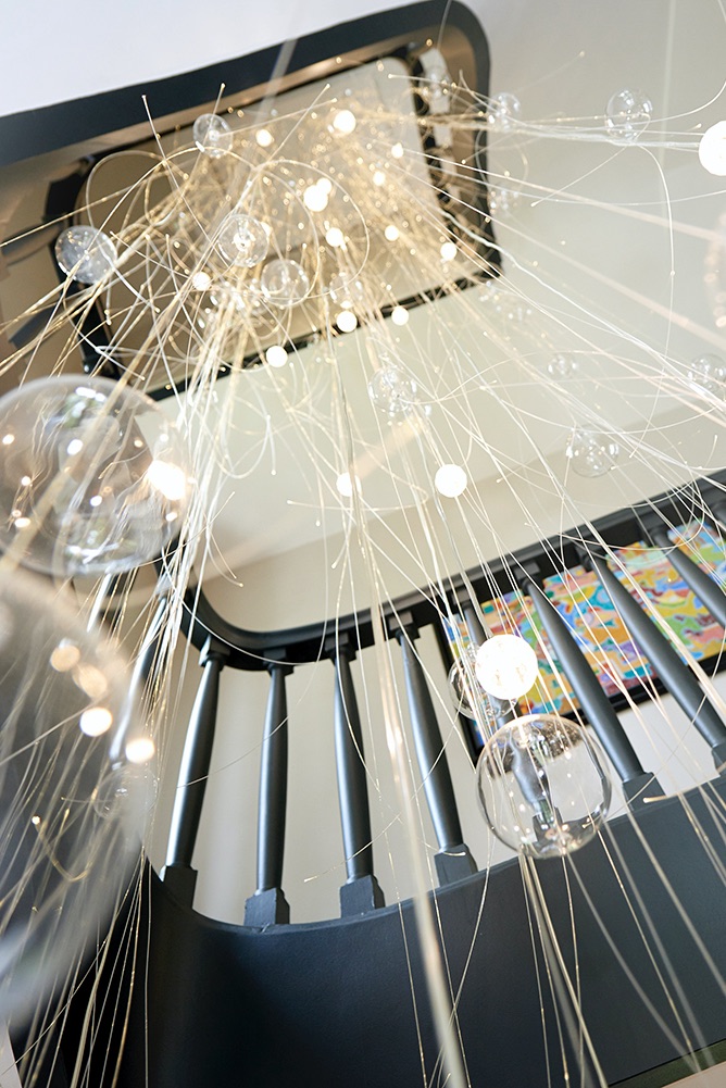 lustre Isa Moss, cage d'escalier, lustre haut, architecture d'intérieur, lumière, D'un Lieu à L'autre