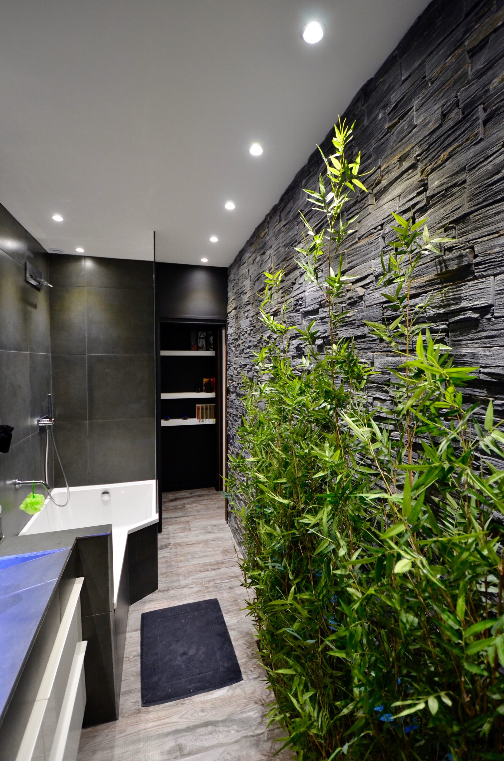 salle de bain, bambous, mur en ardoise brut, lavabo en ardoise sur mesure, architecte d'intérieur paris, D'un Lieu à L'autre