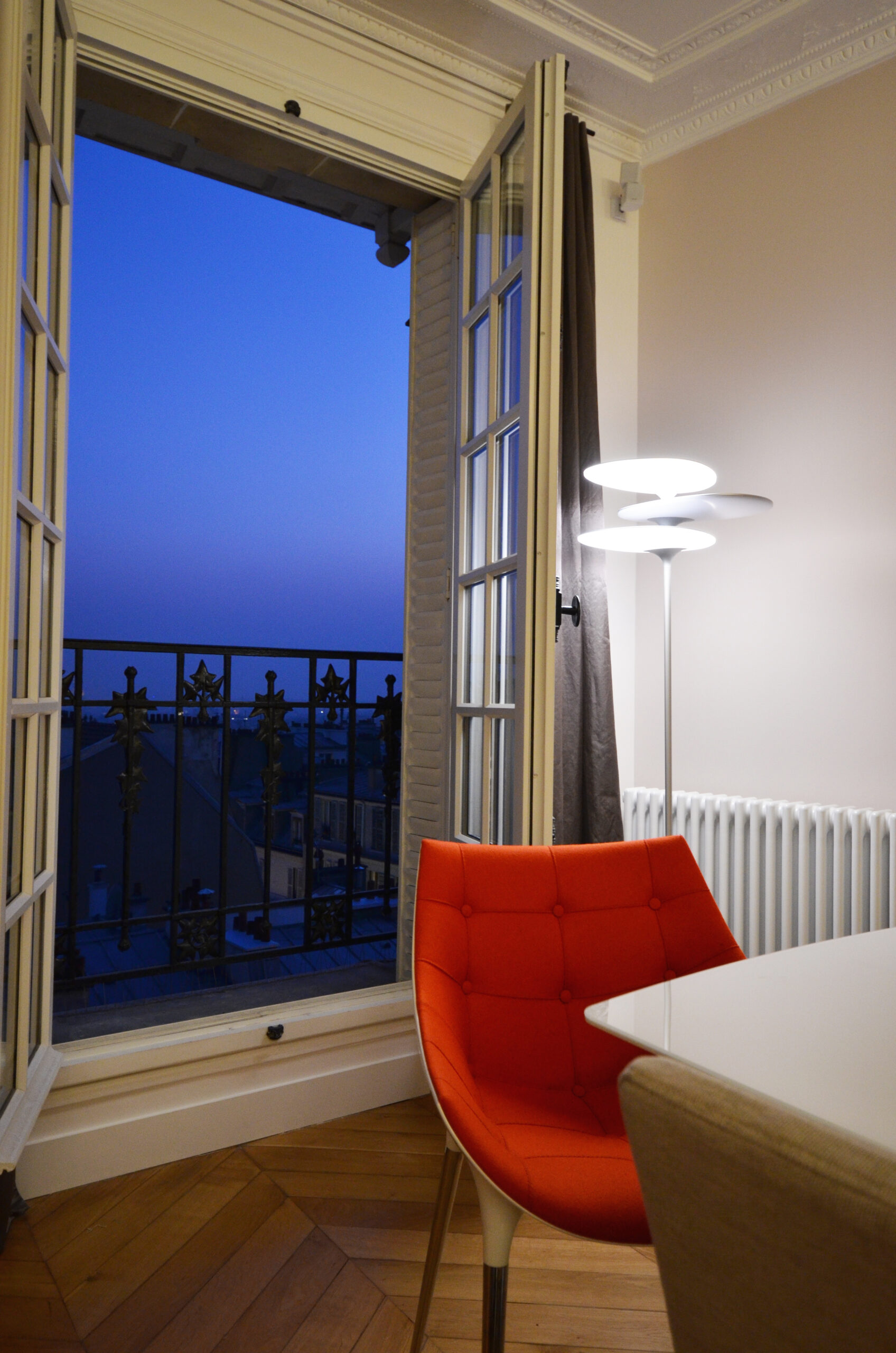 salle à manger, fauteuil en feutre rouge, ciel bleu, architecte d'intérieur paris, montmartre, D'un Lieu à L'autre